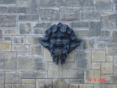 les statues raccrocheuses d'eau